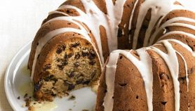 Ciambellone glassato di datteri e noci