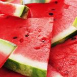 Cocomero ripieno di lamponi e di gelato