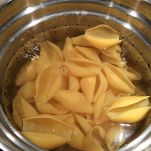 Conchiglie con peperoni e prosciutto crudo