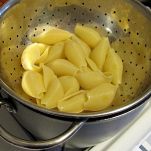 Conchiglie con peperoni e prosciutto crudo