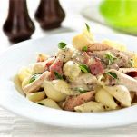 Conchiglie con peperoni e prosciutto crudo