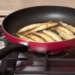 Sarde che cuociono in padella