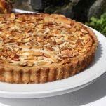 Crostata di uvetta e noci