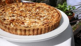 Crostata con uvetta e noci