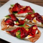 Crostini ai caprini con peperone