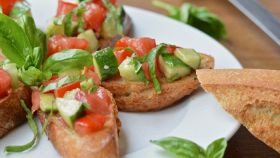 Crostini al pomodoro e cetriolo