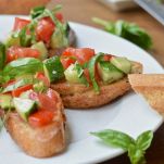 Crostini al pomodoro e cetriolo