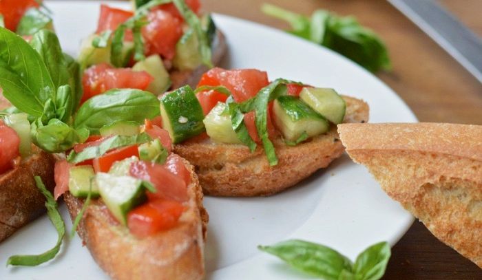 Crostini al pomodoro e cetriolo