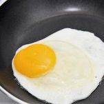 Crostini alle uova con bacon