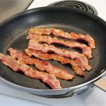 Crostini alle uova con bacon