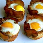 Crostini alle uova con bacon