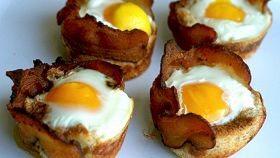 Crostini alle uova con bacon