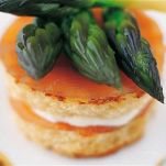 Crostini con asparagi e salmone