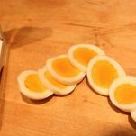 Crostini con bottarga e uova