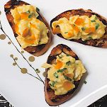 Crostini con bottarga e uova