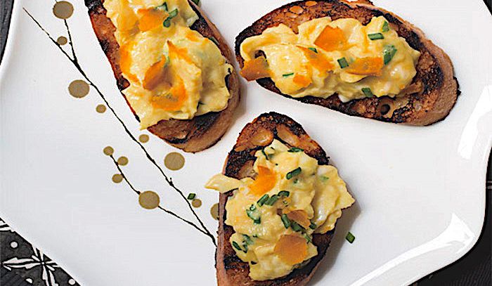 Crostini con bottarga e uova