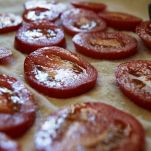 Crostini con lardo e pomodorini