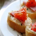 Crostini con lardo e pomodorini