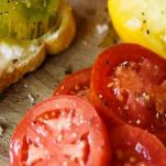 Crostini con lardo e pomodorini