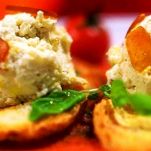 Crostini con ricotta e bottarga al profumo di agrumi