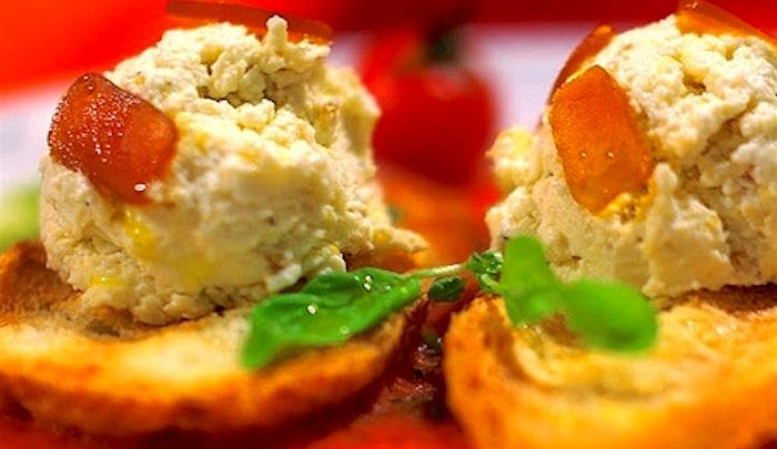 Crostini con ricotta e bottarga al profumo di agrumi