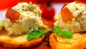 Crostini con ricotta e bottarga al profumo di agrumi