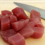 Cubetti di tonno e arancia