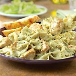 Farfalle con pollo e pesto