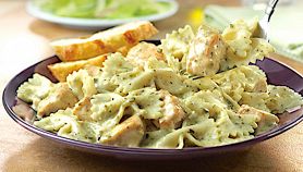 Farfalle con pollo e pesto