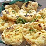 Focaccine di patate lardo e rosmarino