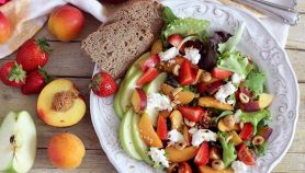 Insalata di frutta fresca e secca