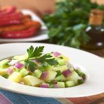 Insalata di patate, mela verde e cipolla rossa