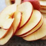 Insalata di sedano con mela e pancetta