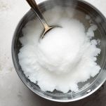 Sciogliere lo zucchero nell'acqua bollente