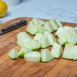 Cubetti di mela verde appena tagliati