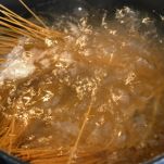 Nidi di spaghetti fritti