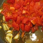 Pasta integrale con pomodoro e olive nere