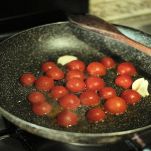 Aglio e pomodori in padella