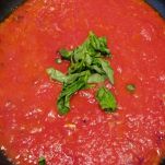 Pasta integrale con sugo di pomodoro e olive nere