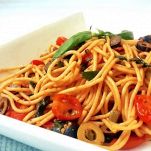 Pasta integrale con pomodoro e olive nere