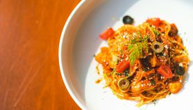 pasta integrale con pomodoro e olive nere