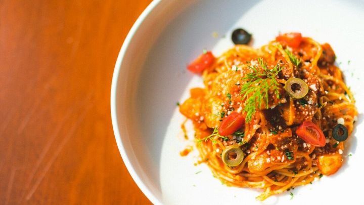 pasta integrale con pomodoro e olive nere