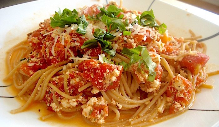 Perciatelli con pomodoro e ricotta