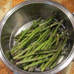 Piccoli canapé con crema di asparagi e nocciole