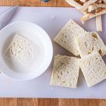 Piccoli canapé con crema di asparagi e nocciole