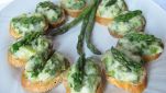 Canapé con crema di asparagi e nocciole