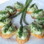 Piccoli canapé con crema di asparagi e nocciole