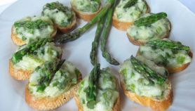 Canapé con crema di asparagi e nocciole