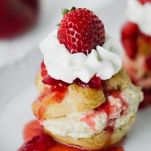 Profiteroles alla crema di fragole fresche