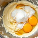 preparazione delle palacinke nella ciotola